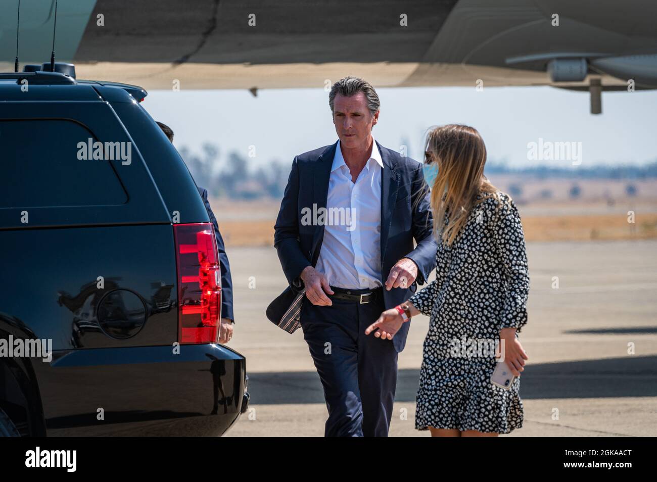 MATHER, CA, ÉTATS-UNIS - SEPT. 13, 2021: Gov. Gavin Newsom se déplace sur le côté d'une banlieue noire pour rejoindre le président Joe Biden et se rendre au bureau Banque D'Images