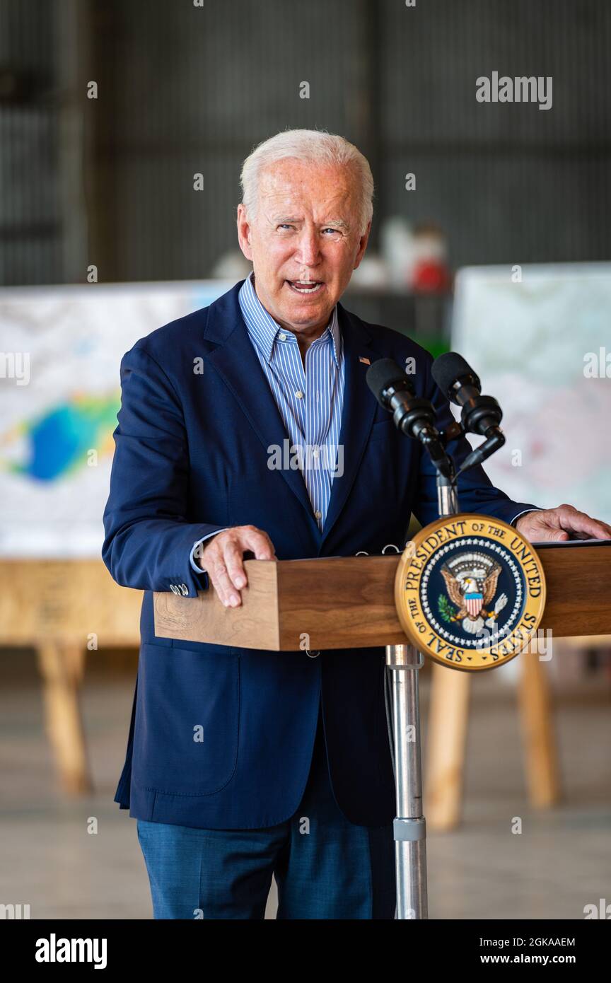 MATHER, CA, ÉTATS-UNIS - SEPT. 13, 2021: Le président Joe Bidemakes un point en s'adressant à la presse. Les cartes relatives aux feux de forêt de la région sont derrière lui. Banque D'Images