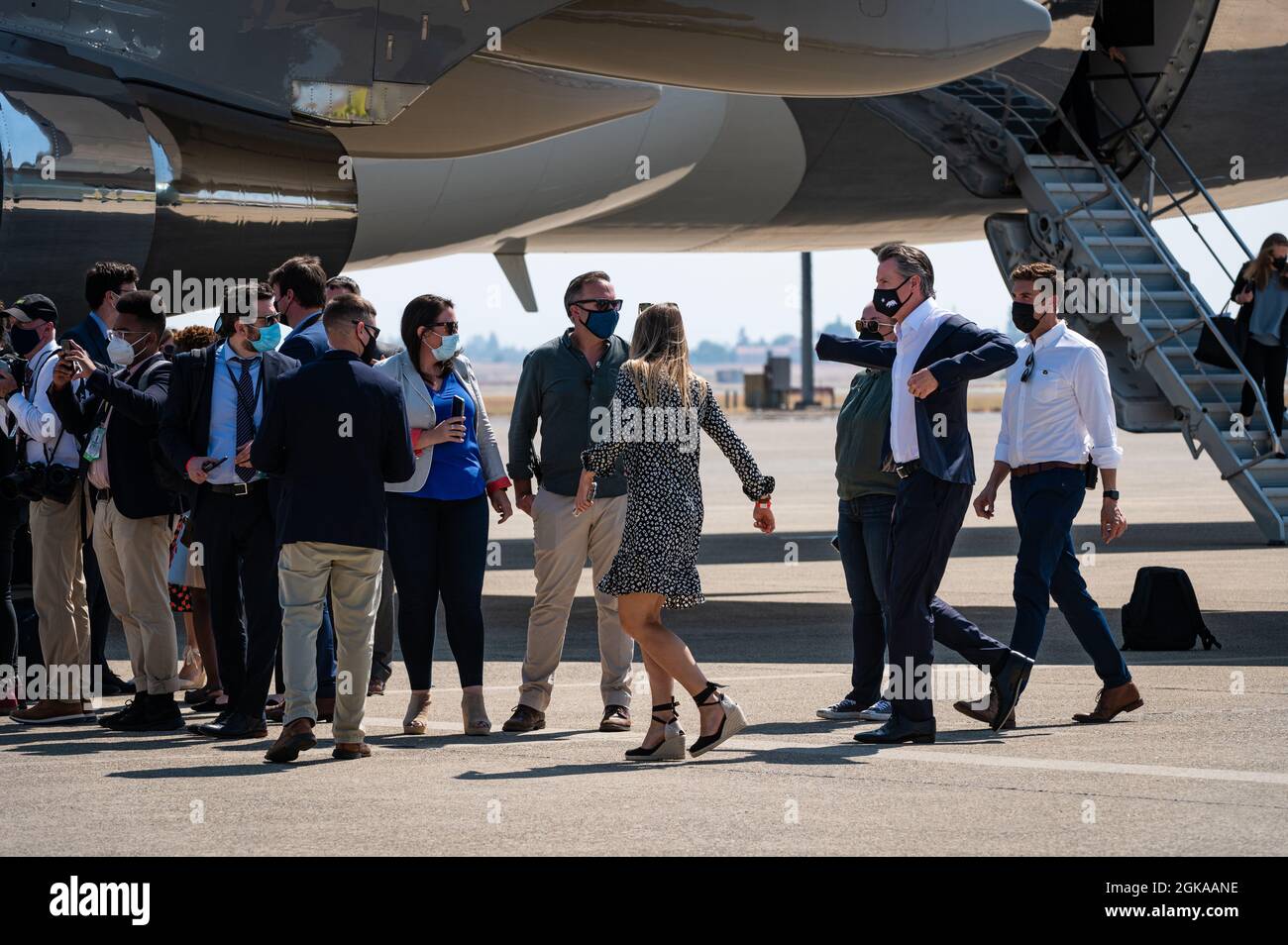 MATHER, CA, ÉTATS-UNIS - SEPT. 13, 2021: Gov. Gavin Newsom se précipite pour mettre sa veste pour rencontrer le président Joe Biden sous Air Force One. Banque D'Images