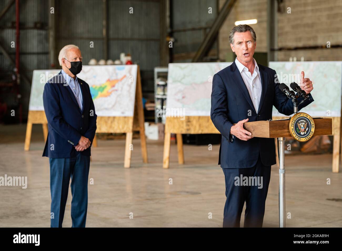 MATHER, CA, ÉTATS-UNIS - SEPT. 13, 2021: Gov. Gavin Newsom fait un point tandis que le président Joe Biden regarde. Les cartes relatives aux feux de forêt de la région sont à votre service Banque D'Images