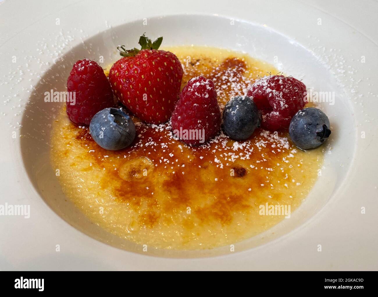 Crème catalane. Crème brûlée, dessert traditionnel espagnol. Banque D'Images