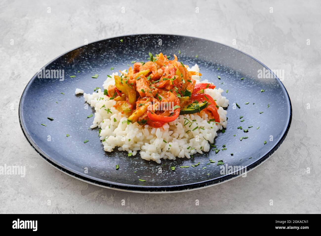 Bœuf tiré avec poivron cuit à la vapeur, courgettes et riz bouilli Banque D'Images