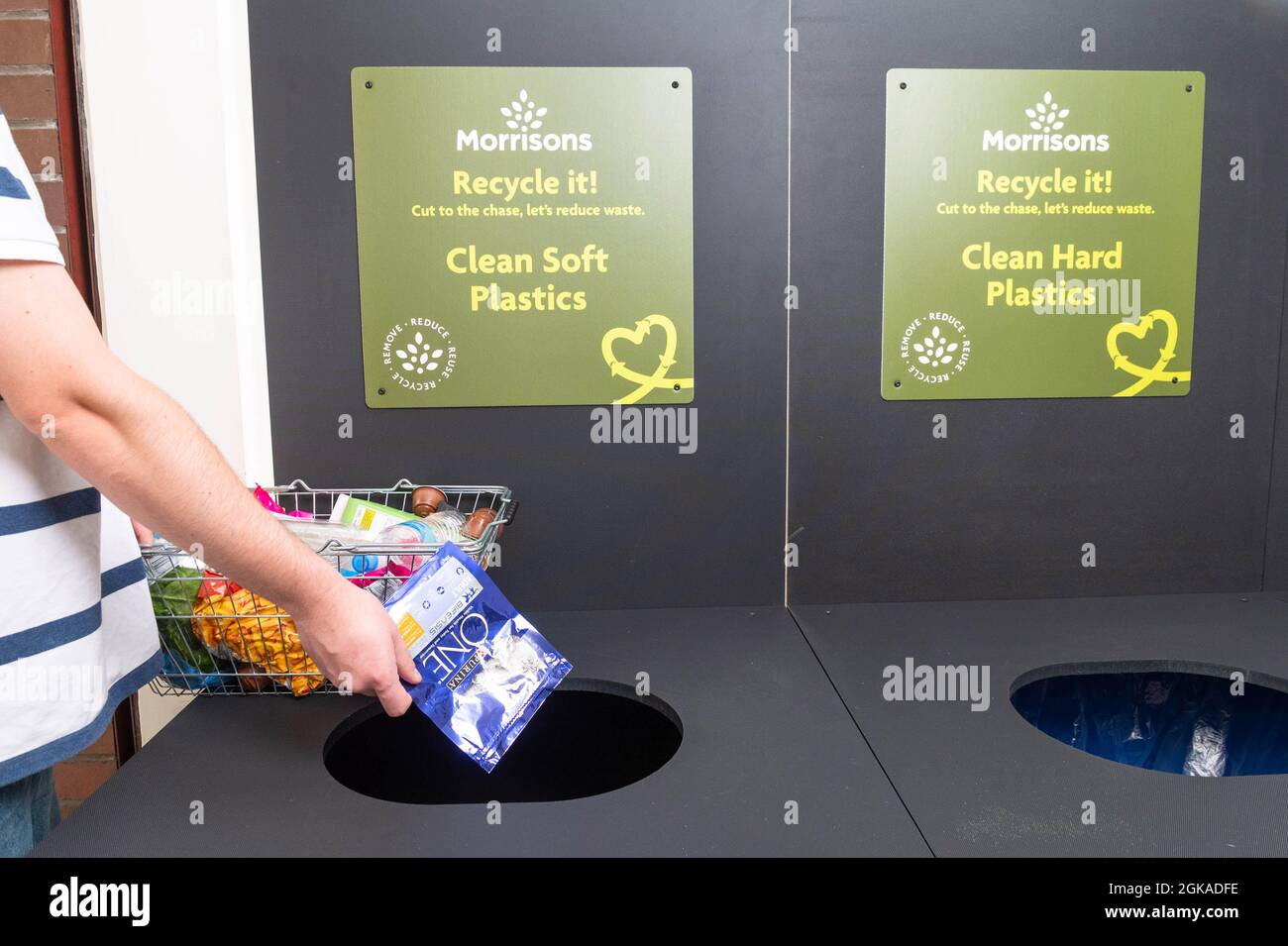 UTILISATION ÉDITORIALE UNIQUEMENT points de vue généraux d'un nouveau point  de collecte de recyclage à Morrisons, alors que le supermarché a mis à  l'essai le premier magasin britannique « zéro déchet »,