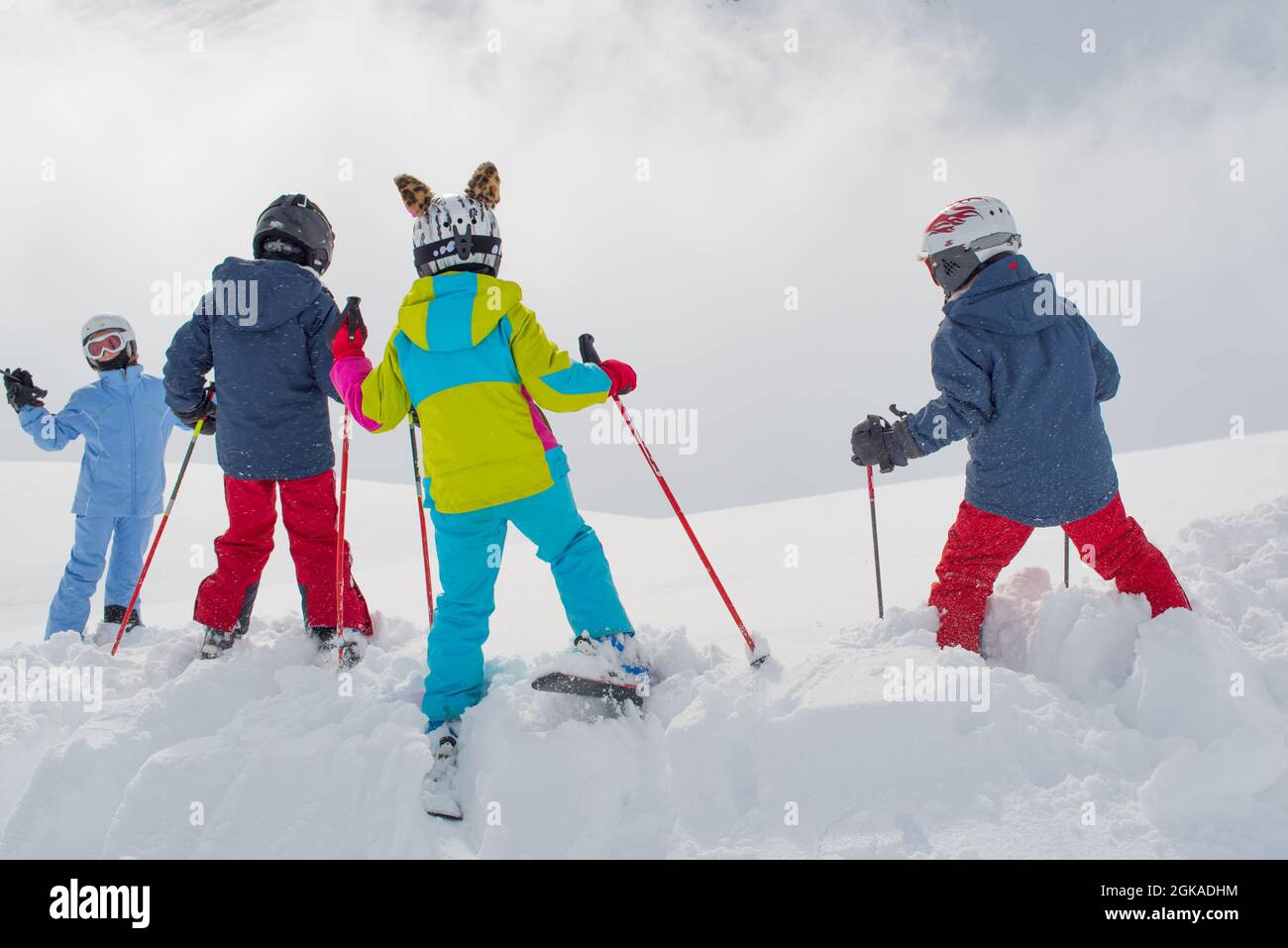 Petits skieurs avant une sortie de piste Banque D'Images