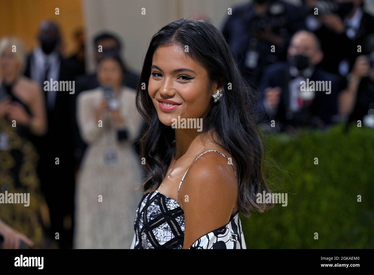 New York, États-Unis. 13 septembre 2021. Emma Raducanu, joueuse de tennis, lauréate du titre US Open Women 2021, marchant sur le tapis rouge au gala du Metropolitan Museum of Art Costume Institute 2021 célébrant l'ouverture de In America: A Lexique of Fashion qui s'est tenu au Metropolitan Museum of Art de New York, NY, le 13 septembre 2021. (Photo par Anthony Behar/Sipa USA) crédit: SIPA USA/Alay Live News Banque D'Images