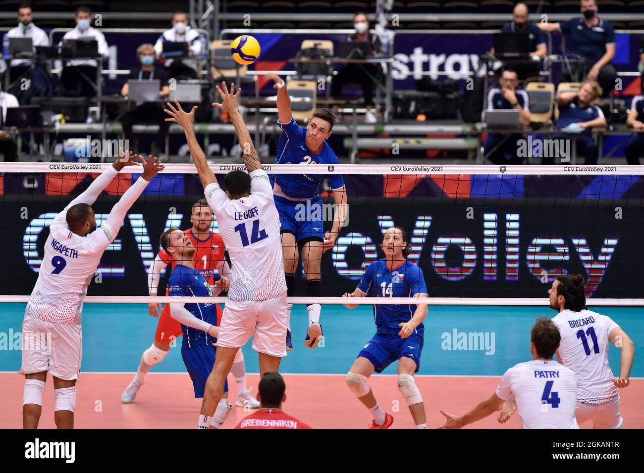 Ostrava, République tchèque. 13 septembre 2021. De gauche Earvin Ngapeth de France, Tchèque Lubos Bartunek, Tchèque Milan Monik, Nicolas le Goff de France, Jenia Grebennikov de France, Tchéquie Josef Polak, Tchèque Adam Bartos, Jean Patry de France, Antoine Brizard de France en action pendant le championnat d'Europe de volleyball de 16 Match République Tchèque contre France à Ostrava, République Tchèque, 13 septembre 2021. Crédit: Jaroslav Ozana/CTK photo/Alay Live News Banque D'Images