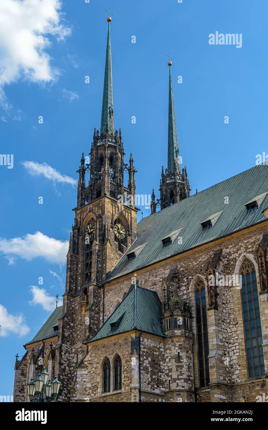 BRNO, RÉPUBLIQUE TCHÈQUE - 18 août 2021 : une photo verticale de l'église Saint-Pierre et Paul sous un ciel bleu à Brno, République Tchèque Banque D'Images