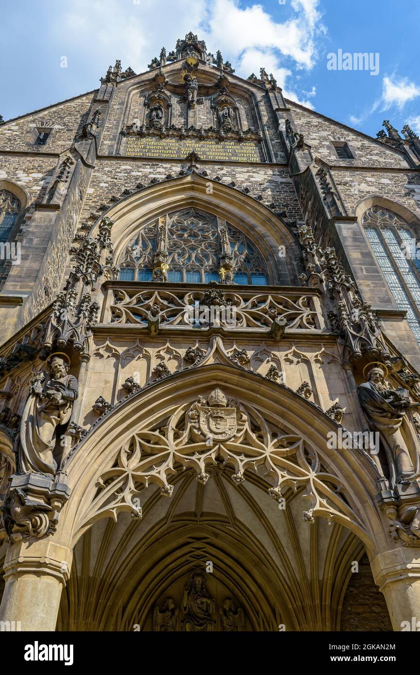 BRNO, RÉPUBLIQUE TCHÈQUE - 18 août 2021 : photo sous un ciel nuageux de l'église Saint-Pierre et Paul à Brno, République Tchèque Banque D'Images