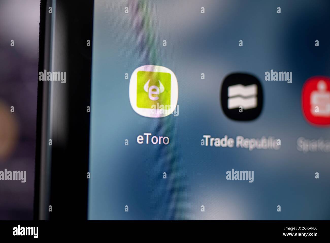 Berlin, Allemagne. 28 avril 2021. Sur l'écran d'un smartphone, vous pouvez voir le logo de l'application de trading et d'investissement eToro (l). Credit: Fabian Sommer/dpa/Alay Live News Banque D'Images