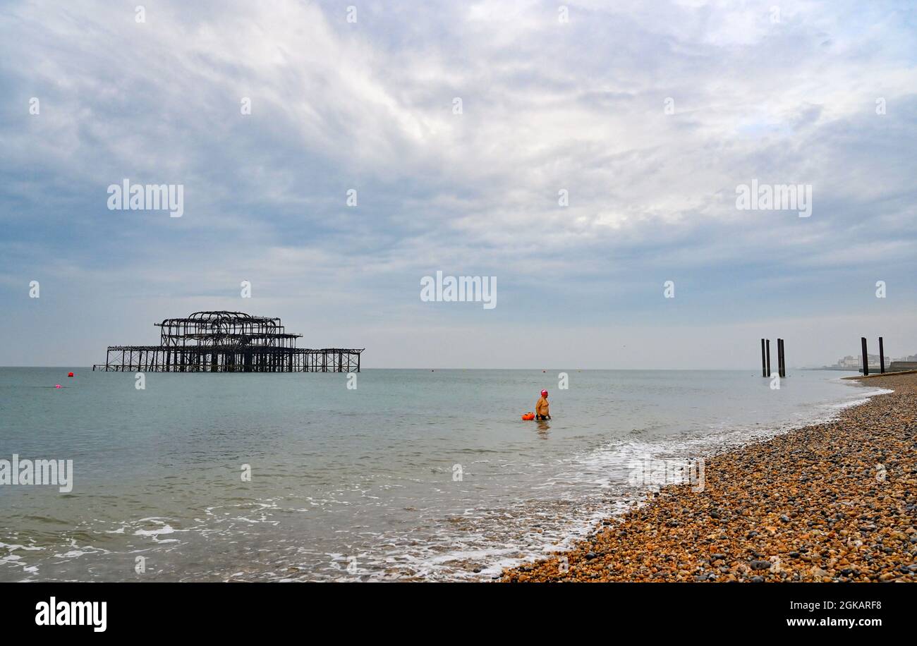 Brighton Royaume-Uni 14 septembre 2021 - un nageur tôt le matin n'est pas mis au loin par la forte pluie à Brighton avec plus d'un mois de précipitations prévues pour certaines parties de la Grande-Bretagne aujourd'hui : crédit Simon Dack / Alay Live News Banque D'Images