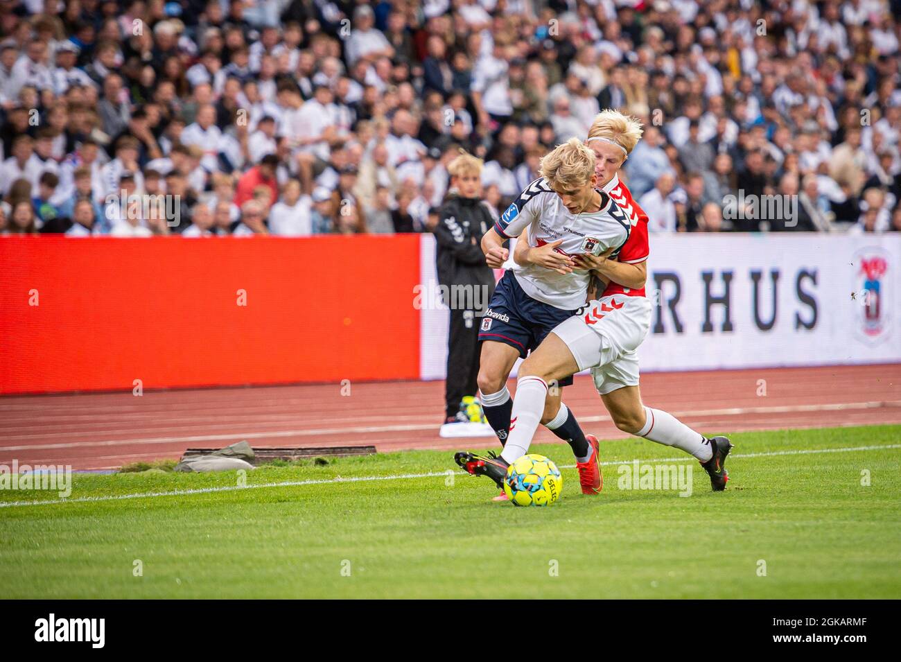 Aarhus, Danemark. 12 septembre 2021. Albert Grönbaek (27) d'AGF et Hans Hollsberg (33) de Vejle Boldklub vus pendant le match 3F Superliga entre Aarhus GF et Vejle Boldklub au parc Ceres d'Aarhus. (Crédit photo: Gonzales photo - Morten Kjaer). Banque D'Images