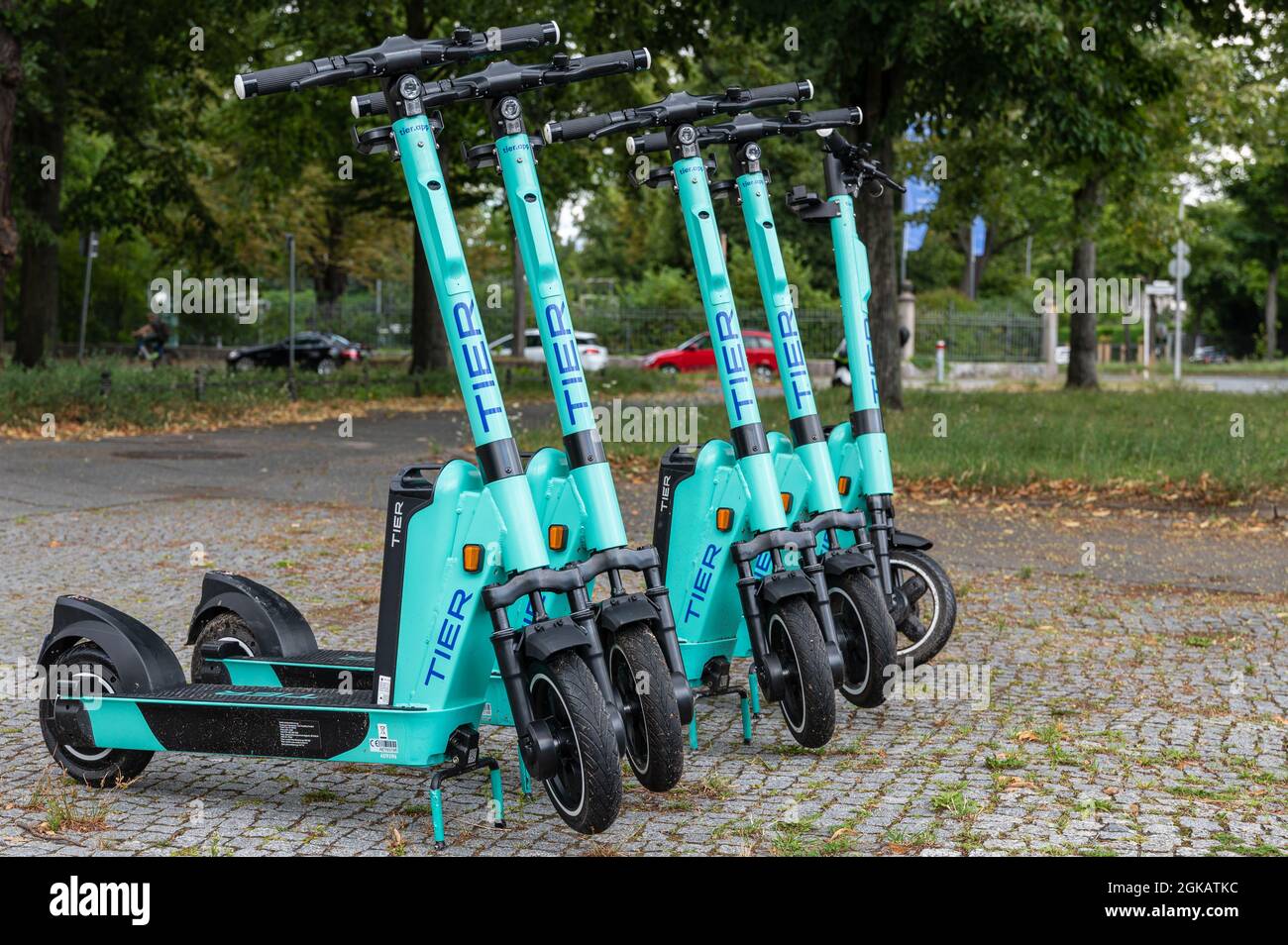 Rangée de cinq escooters électriques debout ou e-scooter de la compagnie TIER sur le trottoir à Berlin Banque D'Images