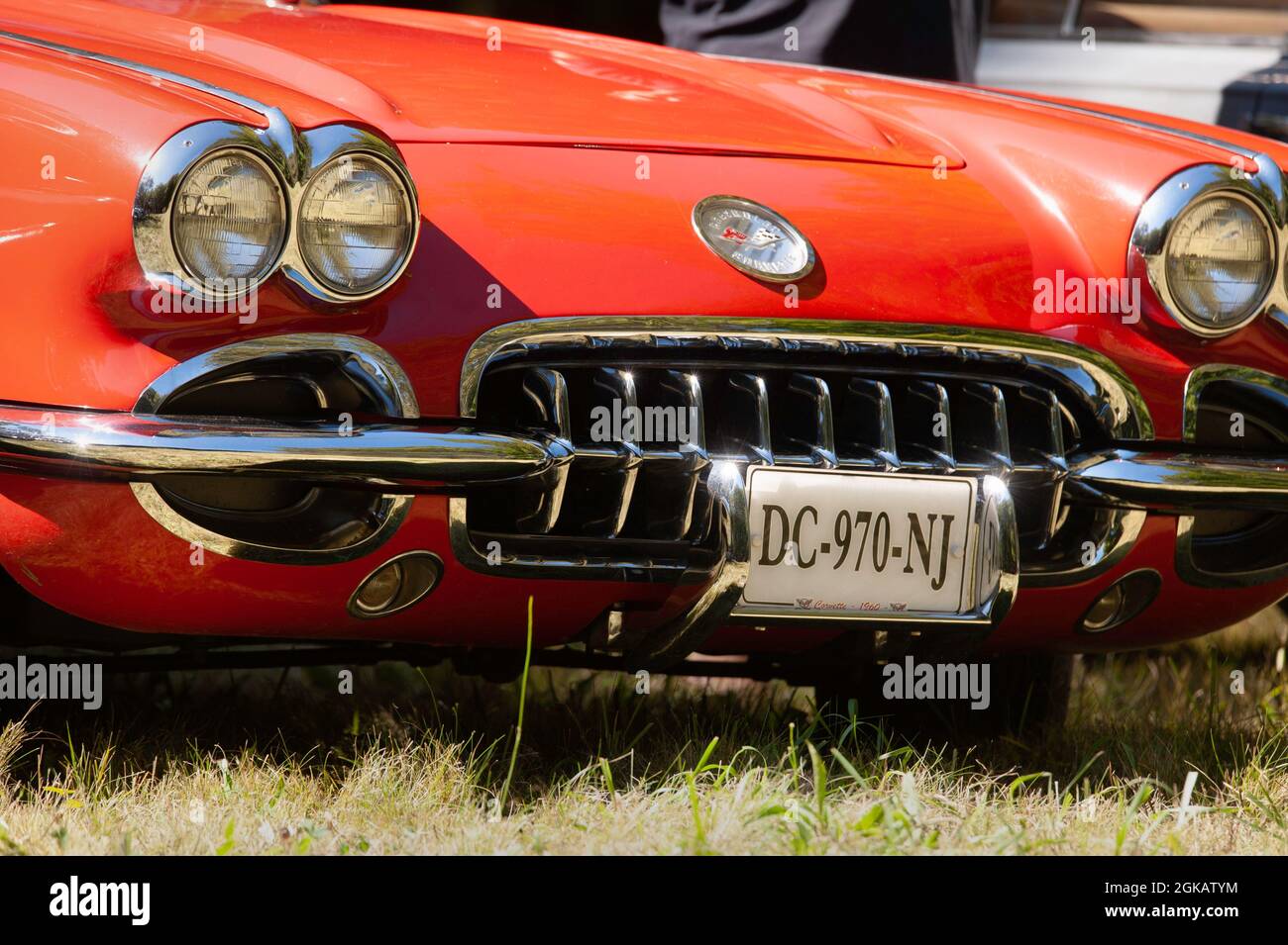 Red Corvette 1959 de Chevrolet au salon de campagne de Dégagnazès, département Lot, France Banque D'Images