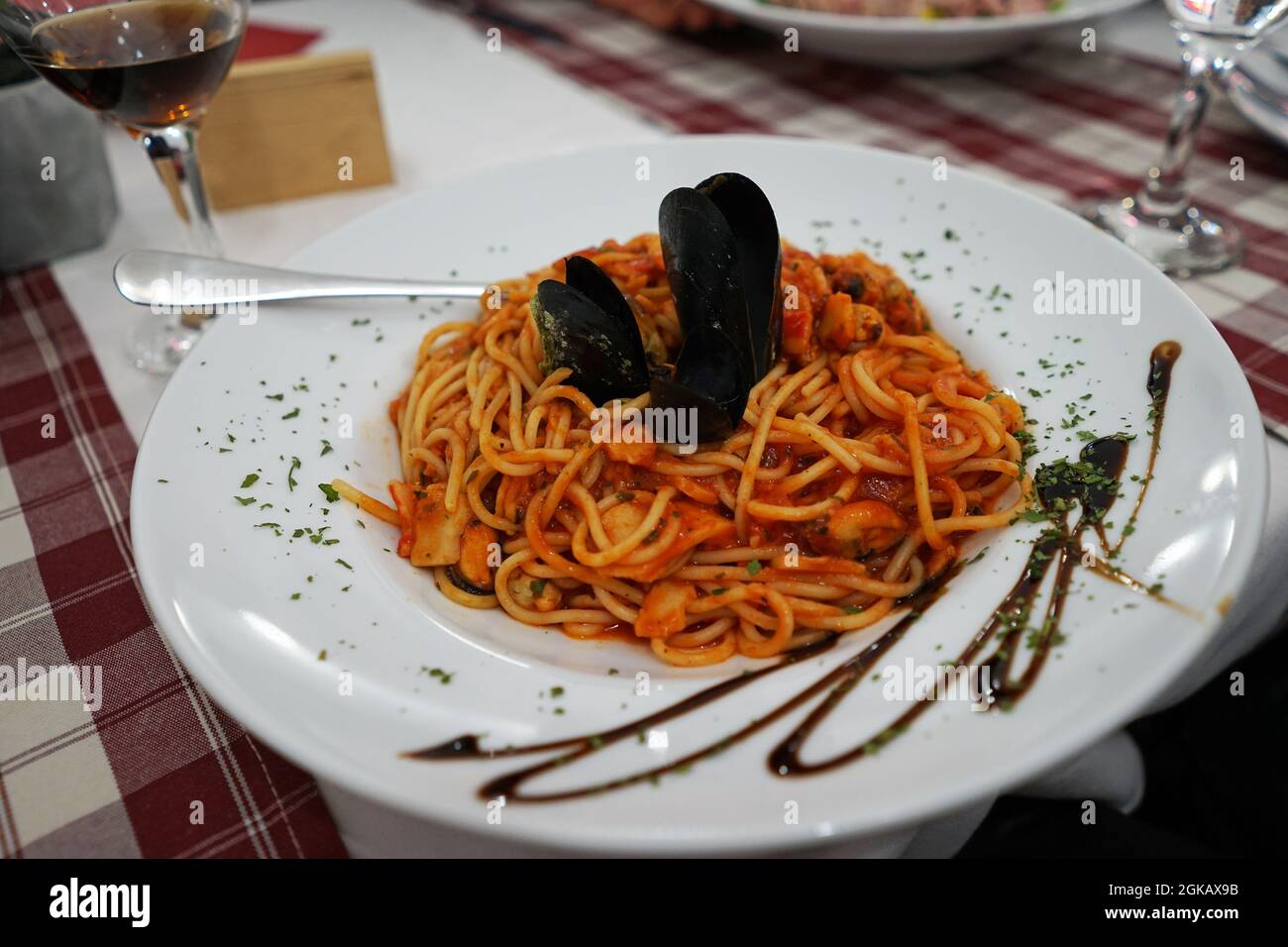 Plat de pâtes spaghetti aux fruits de mer aux moules fraîches Banque D'Images