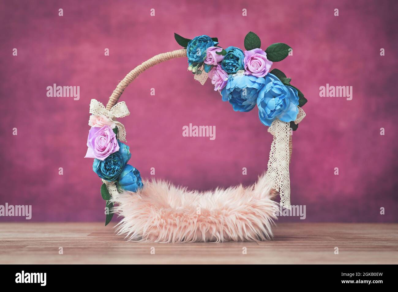 Toile de fond numérique pour nouveau-né avec couronne à fleurs sur fond rouge bordeaux Banque D'Images