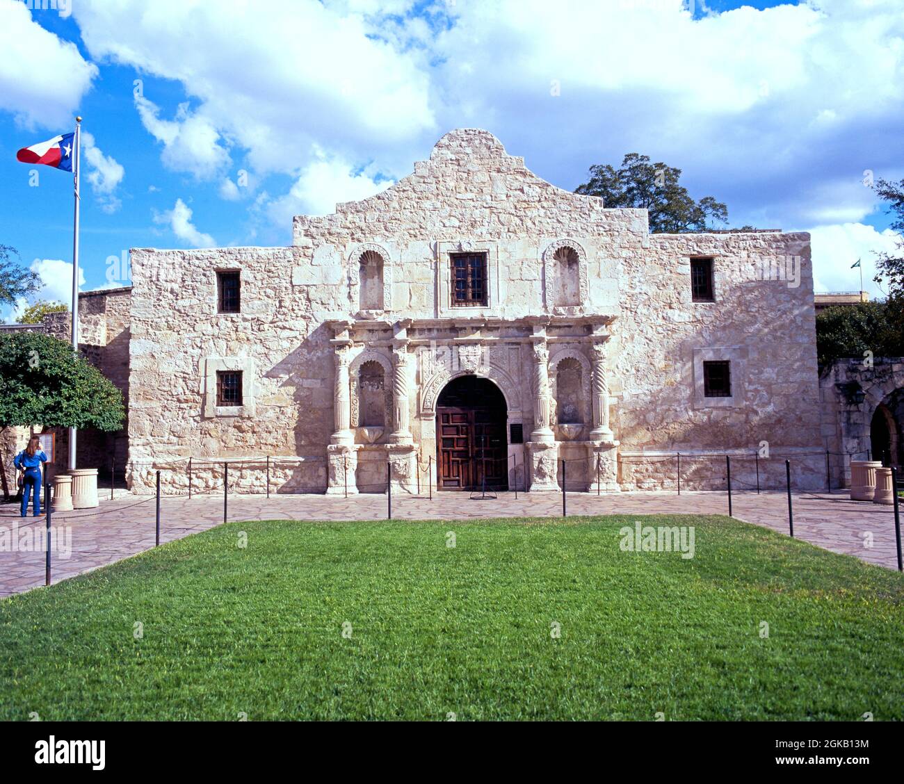 Vue de face du fort Alamo avec de l'herbe en premier plan San Antonio, Texas, États-Unis. Banque D'Images
