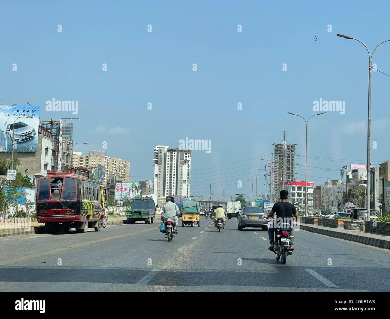 Route principale de Landhi Korangi. Trafic de la ville de Karachi aux heures de travail, circulation en soirée Banque D'Images