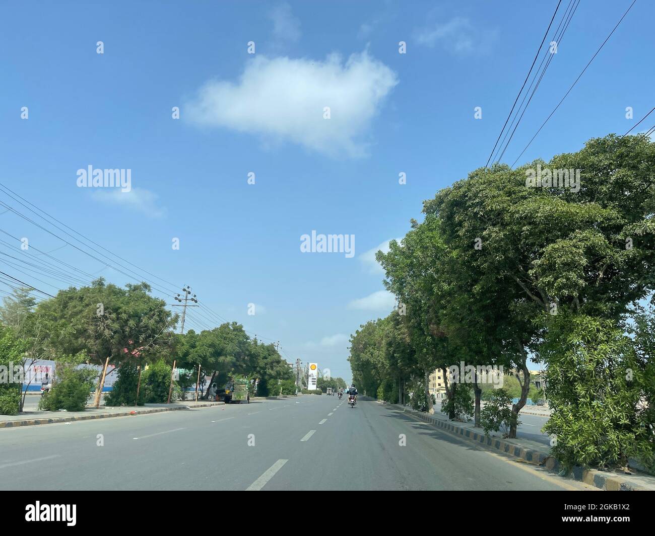 Route principale de Landhi Korangi. Trafic de la ville de Karachi aux heures de travail, circulation en soirée Banque D'Images