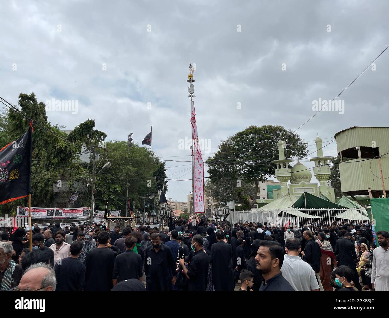 Les dévotés de l'Imam Hussain tiennent une procession de deuil à propos du 10ème Muharram-ul-Haram, passant par Mehfil e shah e Khurasan Karach Banque D'Images