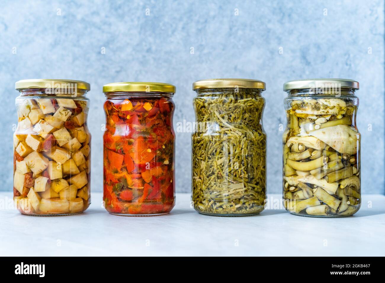 Légumes conservés Samphir, Artichaut, fèves, poivron rouge rôti et tomates séchées dans un pot en verre. Aliments biologiques. Banque D'Images