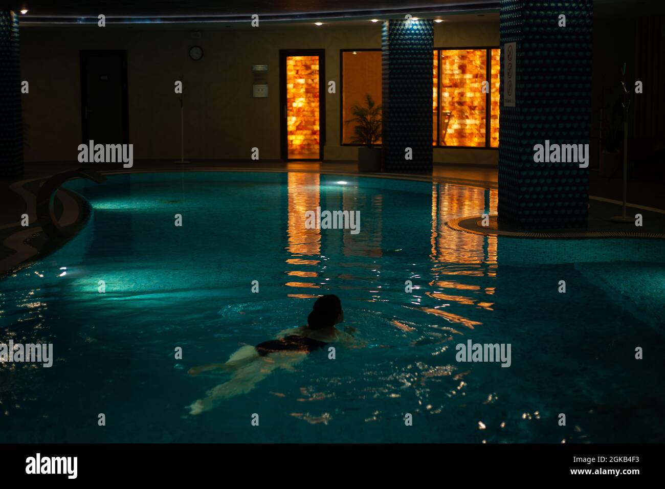 Piscine intérieure dans le spa. Détendez-vous, faible luminosité Banque D'Images