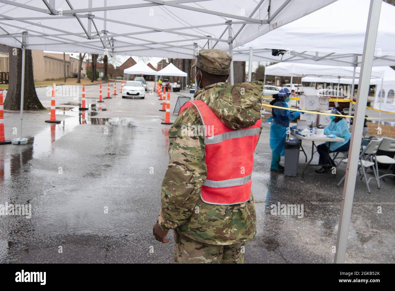 SPC de l'armée américaine. Daniel Quattlebaum, Compagnie B, 198e Bataillon des signaux expéditionnaires, Garde nationale de Caroline du Sud, dirige les véhicules des patients par l'intermédiaire d'un site d'essais mobiles COVID-19 à Hartsville, Caroline du Sud, le 1er mars 2021. Les soldats de la Garde nationale de Caroline du Sud appuient le personnel médical sur des sites d'essais comme celui-ci dans tout l'État depuis le début de 2020. La Garde nationale de Caroline du Sud reste prête à soutenir les comtés, les agences d'État et locales, et les premiers intervenants avec des ressources aussi longtemps que nécessaire pour soutenir les efforts d'intervention de la COVID-19 dans l'État. Banque D'Images