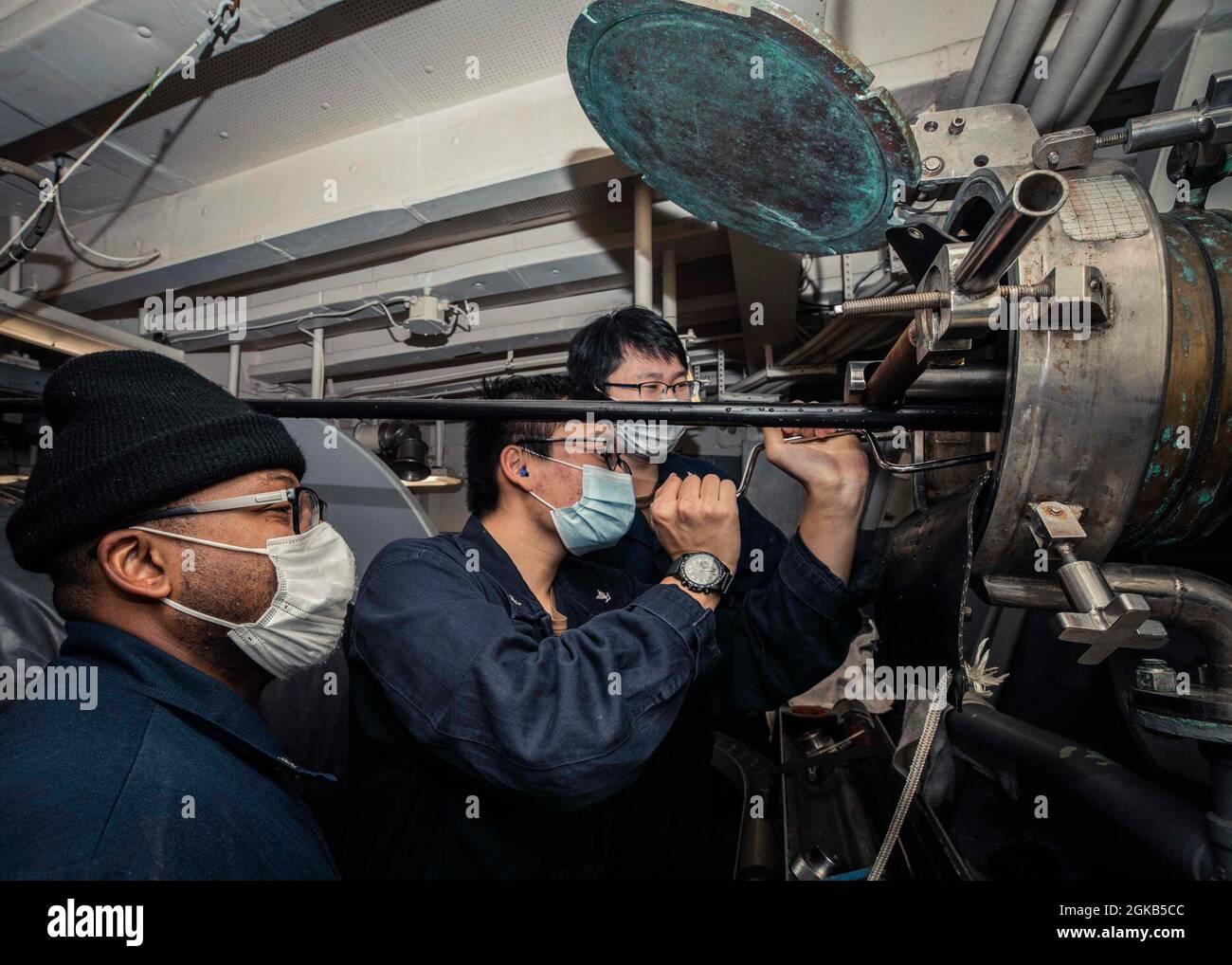 Technicien de sonar (surface) de 3e classe Zejia Chan sécurise le bouchon  de fairlead de la grille remorquée multifonction (MFTA) à bord du destroyer  de missile guidé de classe Arleigh Burke USS