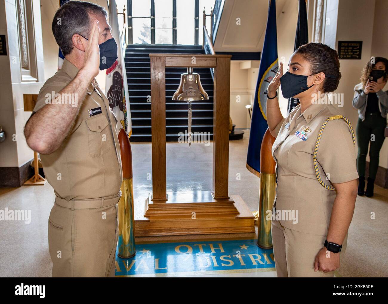 210301-N-PW480-0010, Illinois (mars 1, 2021) Commandant du Commandement de l'instruction du Service naval (CTN) Commandant du sous-SMA. Jamie Sands administre à nouveau le serment d’investiture du lieutenant-américain Estevez Guerrero, aide au drapeau de Sands, lors d’une cérémonie la faisant passer au lieutenant-commandant, le 1er mars. NSTC soutient la formation en accessions navales de 98 pour cent des nouveaux officiers et des marins enrôlisés de la Marine. Cette formation comprend le corps de formation des officiers de la Réserve navale (NROTC) dans plus de 160 collèges et universités du pays, le Commandement de la formation des officiers (OTC) à Newport, Rhode Island, le Commandement de la formation des recrues (RTC), Banque D'Images