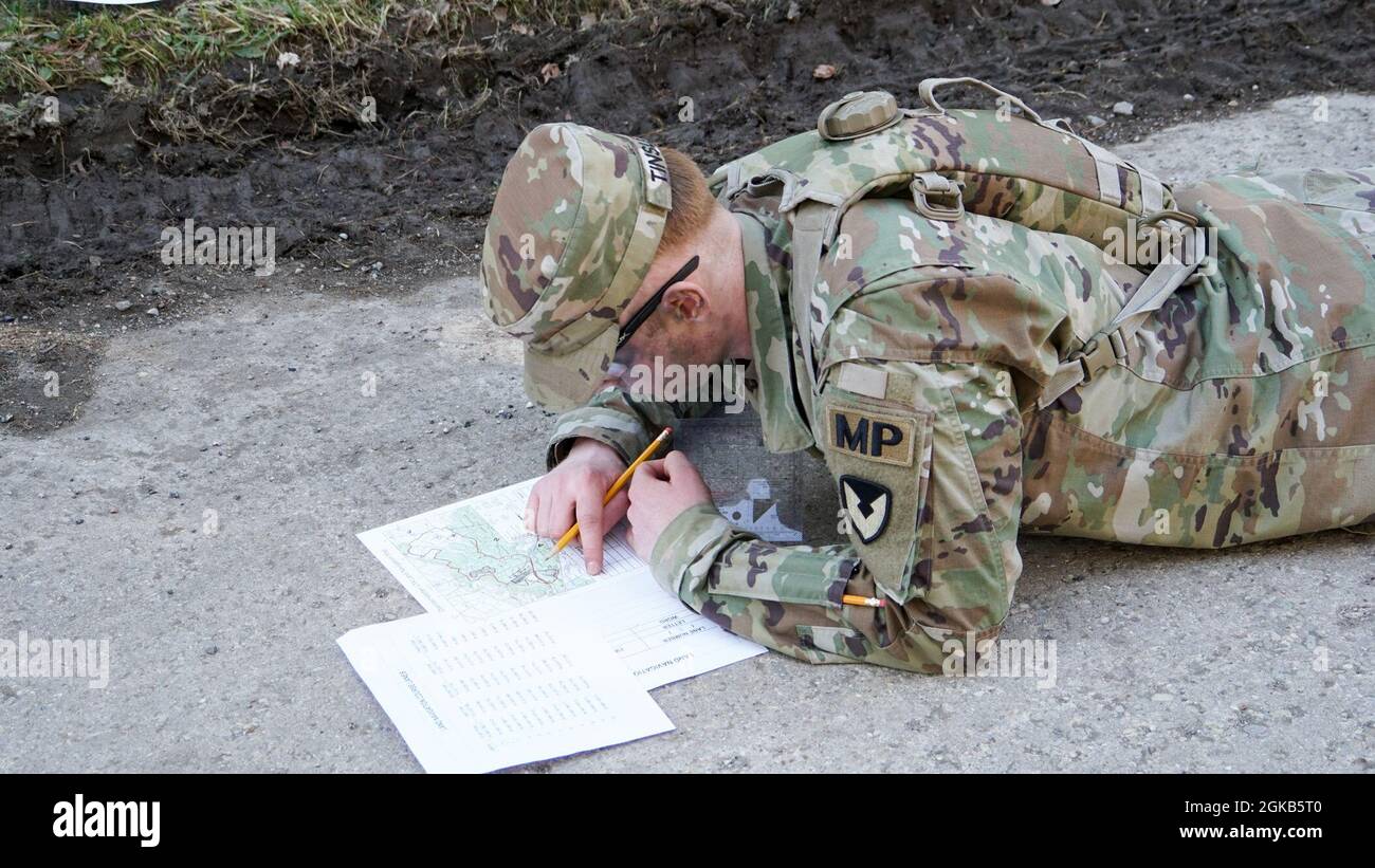 SPC. Hunter Tinsley, USAG Benelux, vérifie sa carte lors du cours de navigation terrestre dans la zone d'entraînement d'Oberdachstetten, le 1er mars, lors de la compétition « Best Warrior Competition » 2021. Le concours améliore l'expertise, la formation et la compréhension des compétences nécessaires pour être un soldat bien arrondi. Les gagnants seront ensuite en compétition au niveau de commande de gestion de l'installation à San Antonio, Texas. Banque D'Images