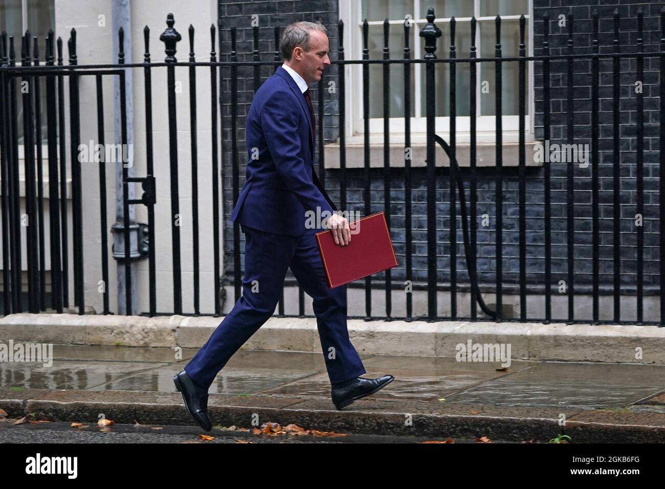 Le secrétaire aux Affaires étrangères Dominic Raab arrive à Downing Street, Londres, avant la réunion hebdomadaire du Cabinet du gouvernement. Date de la photo: Mardi 14 septembre 2021. Banque D'Images