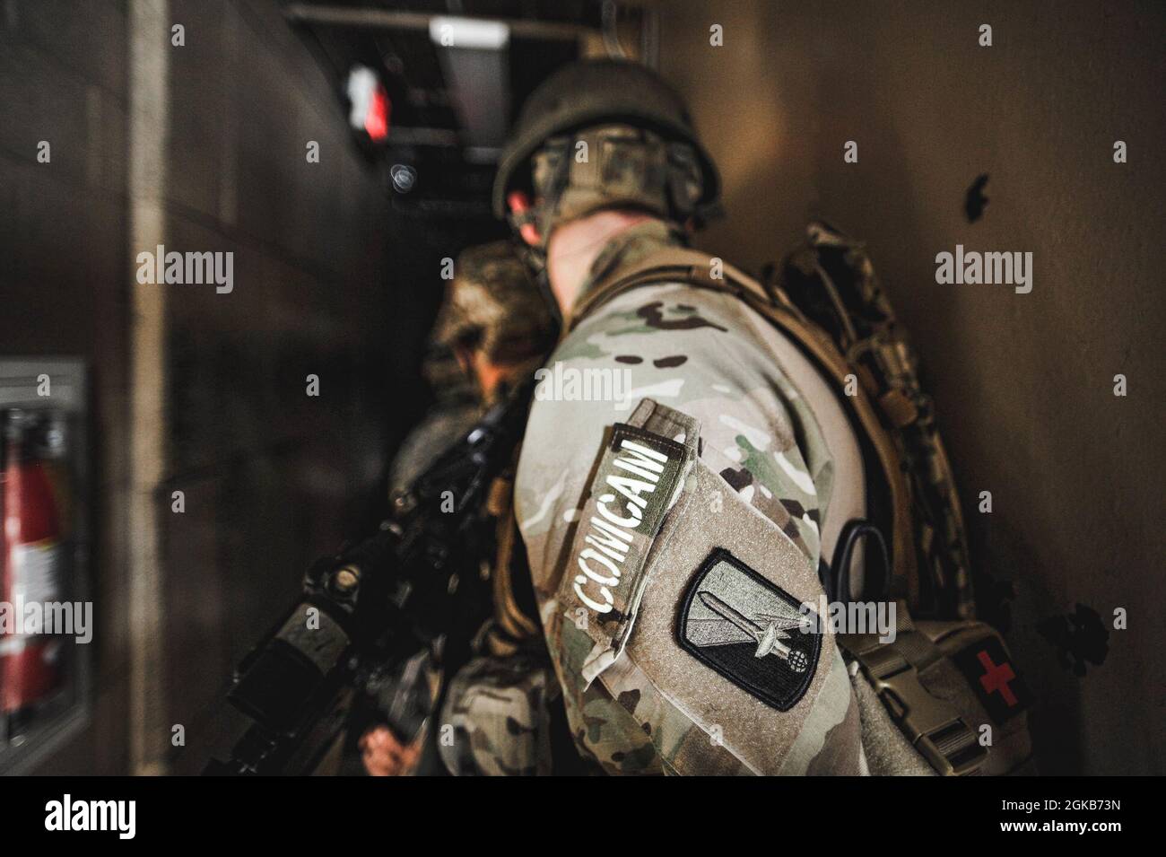 Un soldat américain affecté à la 55e compagnie de signal (COMCAM), se prépare à entrer et à dégager une salle de tir tout en participant à un exercice d'entraînement sur le terrain (FTX) à fort Indiantown Gap, Pennsylvanie, le 1er mars 2021. Le FTX au niveau de l'entreprise a incorporé une variété de tâches critiques que les soldats de caméra de combat doivent être en mesure d'exécuter afin de soutenir l'état élevé de préparation de l'organisation à la mission et la déployabilité rapide dans le monde entier. Banque D'Images