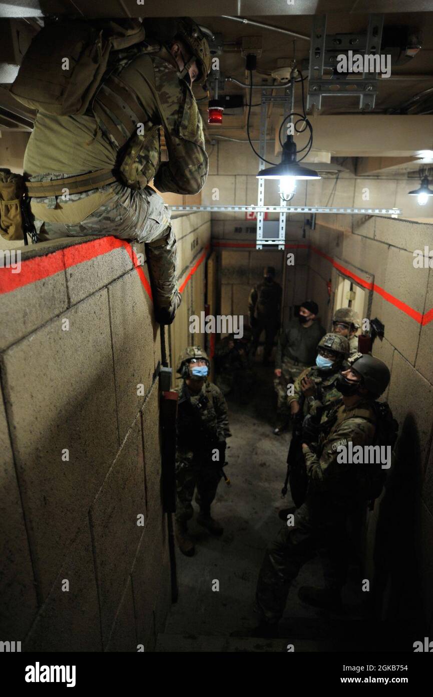 Sergent de l'armée américaine 1er. Classe Edward French IV, un sergeant de peloton de la 55e compagnie de signal (COMCAM), effectue un examen après action à l'intérieur d'une salle de tournage au cours d'un exercice d'entraînement sur le terrain (FTX) à fort Indiantown Gap, Pennsylvanie, le 1er mars 2021. Le FTX au niveau de l'entreprise a incorporé une variété de tâches critiques que les soldats de caméra de combat doivent être en mesure d'exécuter afin de soutenir l'état élevé de préparation de l'organisation à la mission et la déployabilité rapide dans le monde entier. Banque D'Images