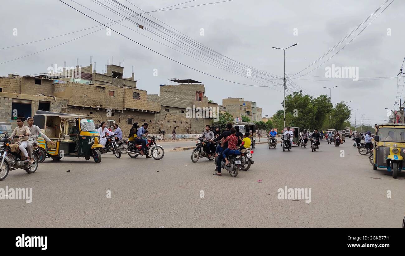 Route principale Korangi n° 2. Un jour pluvieux à Karachi, circulation urbaine aux heures de travail, circulation nocturne Banque D'Images