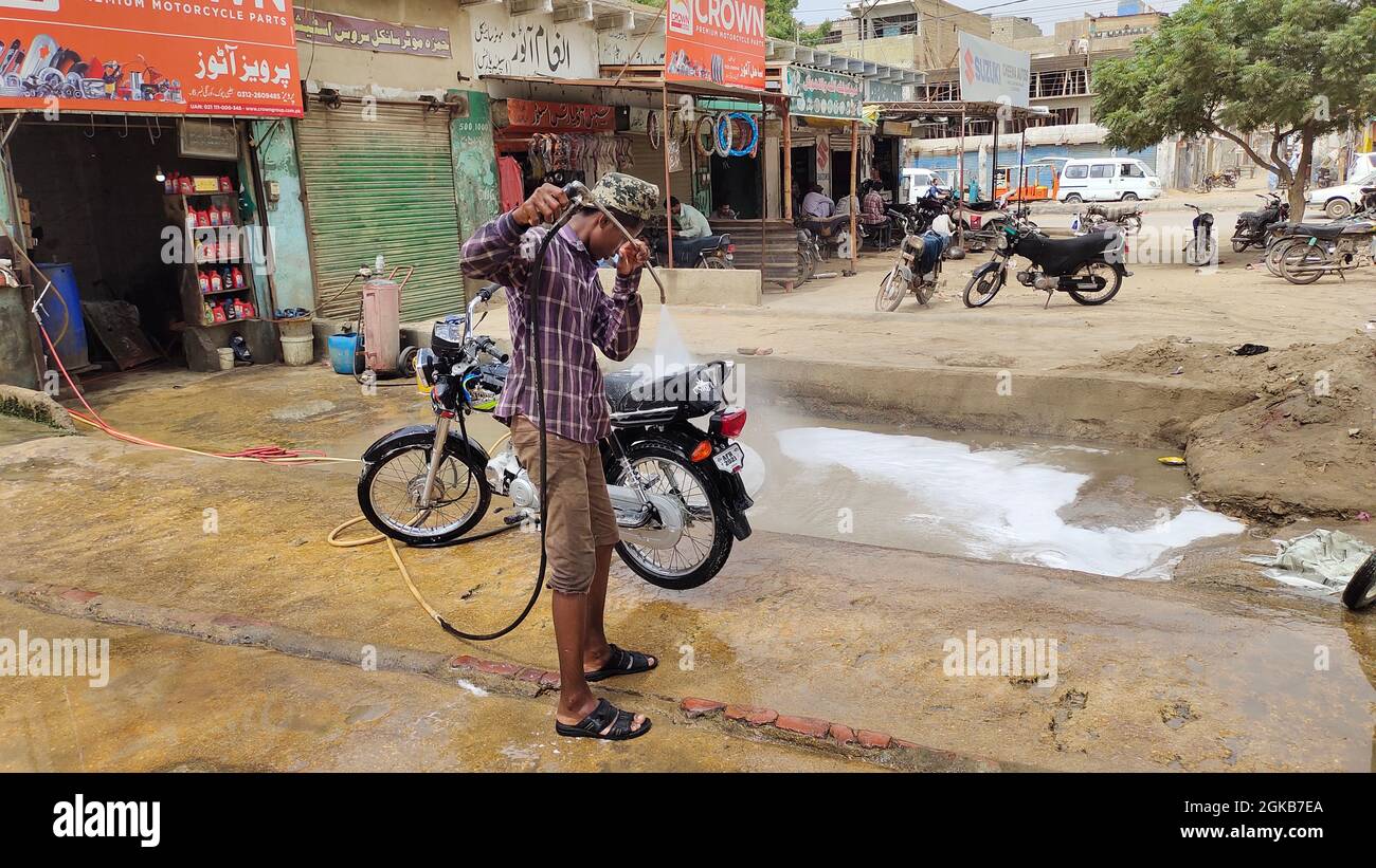 Moto de lavage avec jet haute pression, gros plan. Nettoyage à vélo avec injection de mousse. Magasin de lavage au four Banque D'Images
