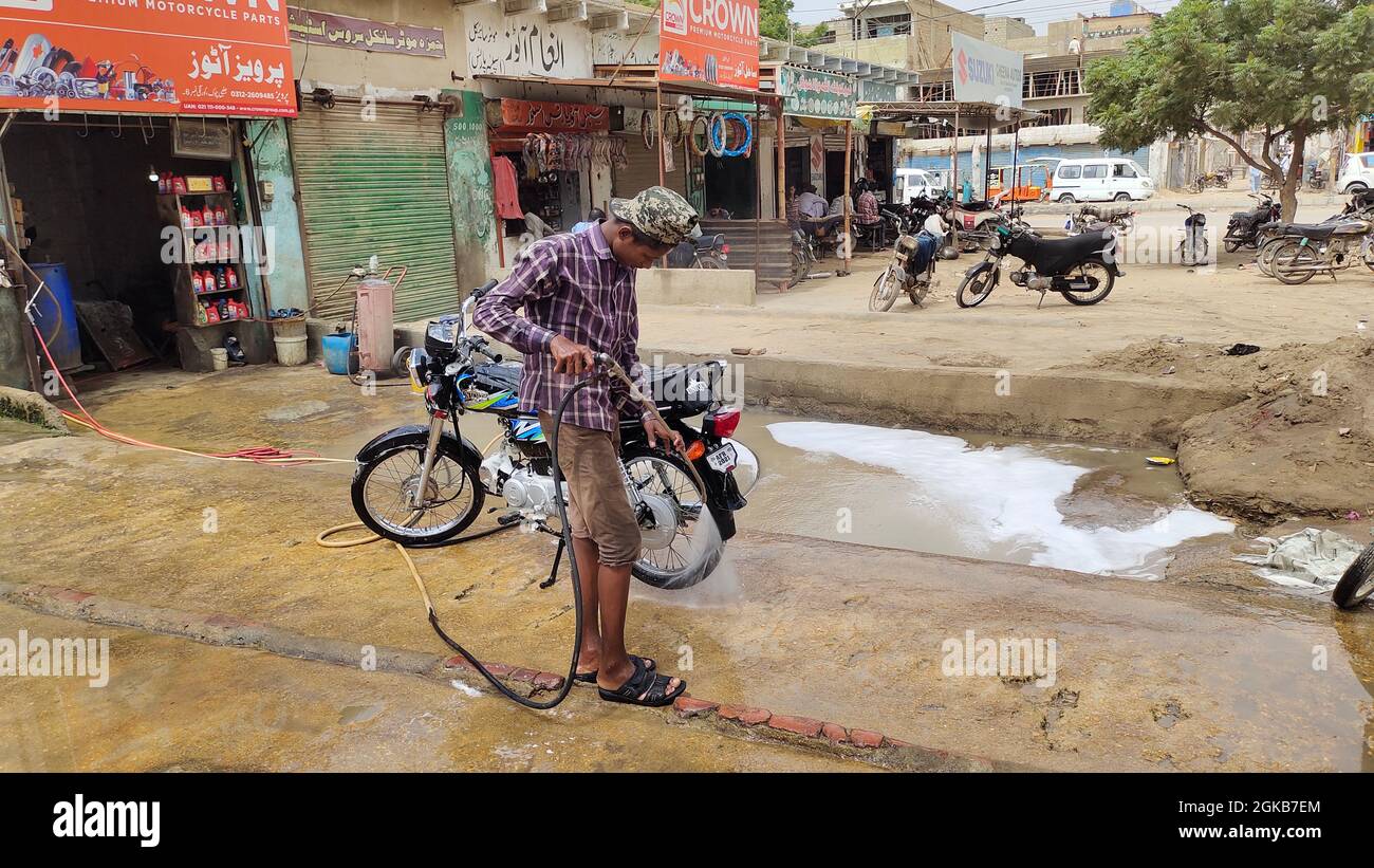 Moto de lavage avec jet haute pression, gros plan. Nettoyage à vélo avec injection de mousse. Magasin de lavage au four Banque D'Images