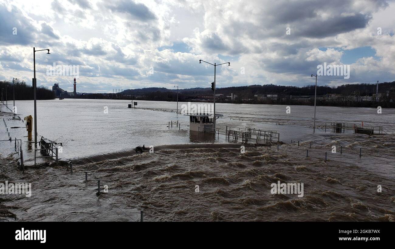 Les eaux d'inondation ont forcé la fermeture des écluses et des barrages 3 sur la rivière Monongahela à Elizabeth, en Pennsylvanie, le 1er mars 2021. Les hautes eaux de la fonte des neiges et les pluies prolongées ont affecté le U.S. Army corps of Engineers District de Pittsburgh, sur la rivière Monongahela, au début du mois de mars. Elizabeth Locks and Dams (L/D 3) a été mis hors service lorsque l'eau est entrée dans la machine en service et a surpassé les murs de l'écluse. Le temps moyen d'arrêt en eau élevée était de 30 heures. Le personnel de l'écluse a éliminé la boue et les débris, et chaque écluse a été remise en service dans les huit heures suivant le recul de l'eau. Elizabeth est l'une des anciennes Banque D'Images