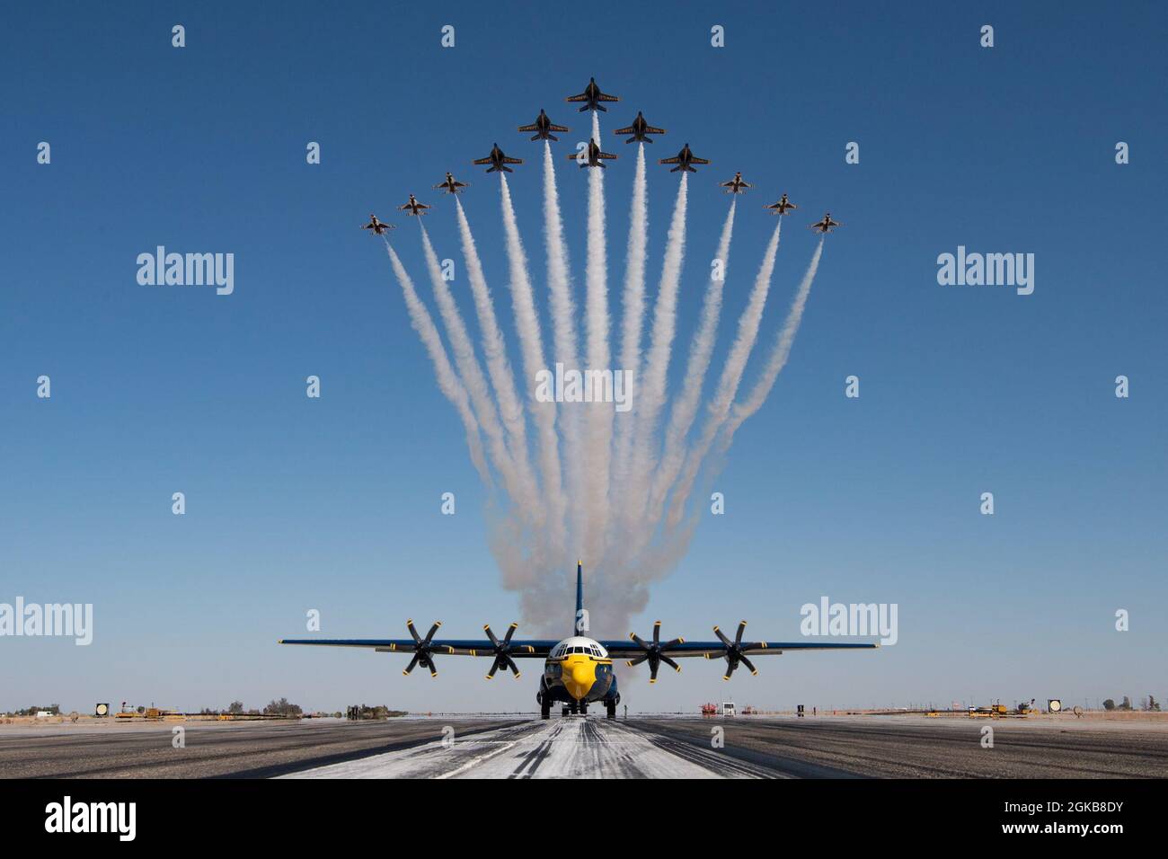 L'escadron de démonstration aérienne de la Force aérienne des États-Unis, Thunderbirds, et l'escadron de démonstration de vol de la Marine des États-Unis, les Blue Angels, débutent la formation Super Delta, composée de six F-16 Fighting Falcons et de six F/A-18 Super Hornets, au-dessus d'un C-130J Super Hercules à l'installation aérienne navale El Centro, le 2 mars 2021. C'est la première fois que les équipes de démonstration ont réalisé la formation qui s'est développée à partir des possibilités de formation conjointe tenues en 2020 et 2021. Banque D'Images