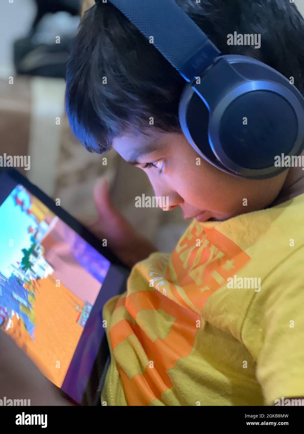 E cours d'apprentissage ou cours en ligne assister à la détente assis. Étudiant de l'école pendant Covid 19 verrouiller la situation Banque D'Images