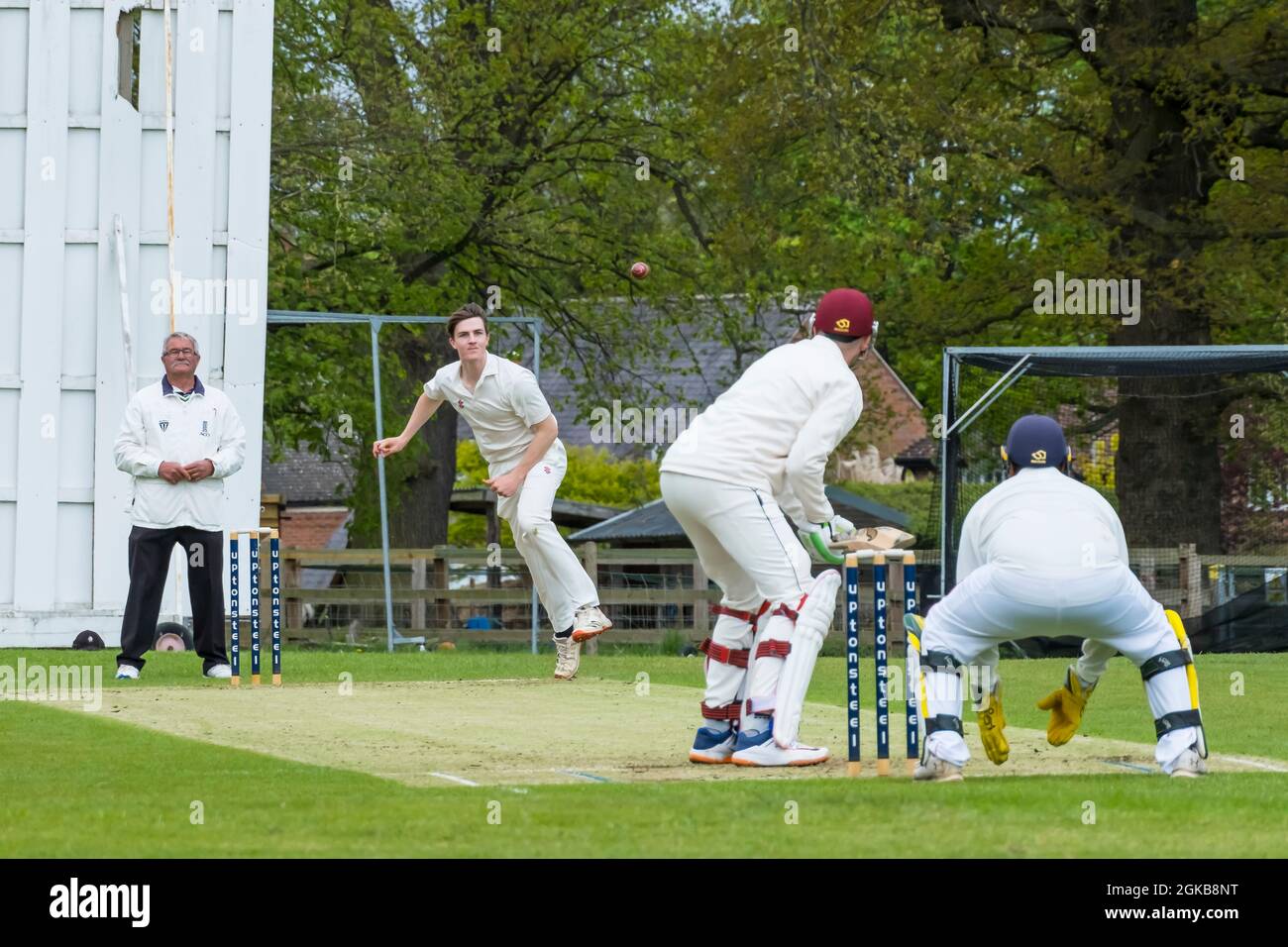 Un match de cricket de ligue sur un terrain de village. Banque D'Images