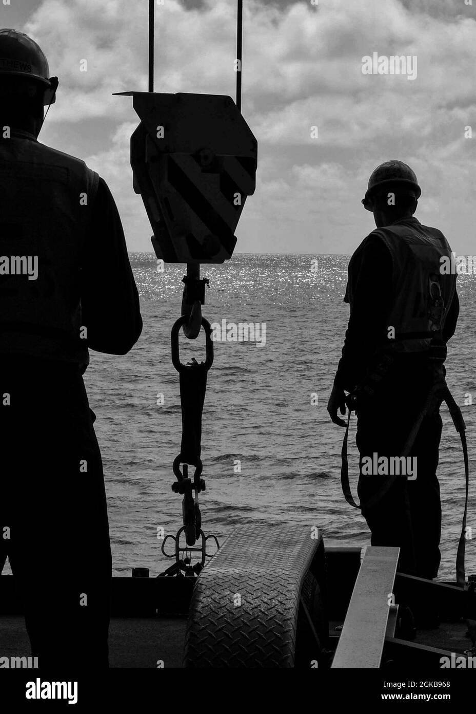 OCÉAN ATLANTIQUE (mars 02, 2021) Boatswain’s Mate 3e classe Bodee Coffman, à droite, lance le bateau rigide gonflable de Hull (RHIB) depuis le pont de mission de la base expéditionnaire USS Hershel Woody Williams (ESB 4) dans l’océan Atlantique, le 02 mars 2021. Hershel « Woody » Williams travaille à la Sixième flotte des États-Unis pour mener une formation en interopérabilité et établir des partenariats stratégiques avec leurs partenaires africains. Banque D'Images