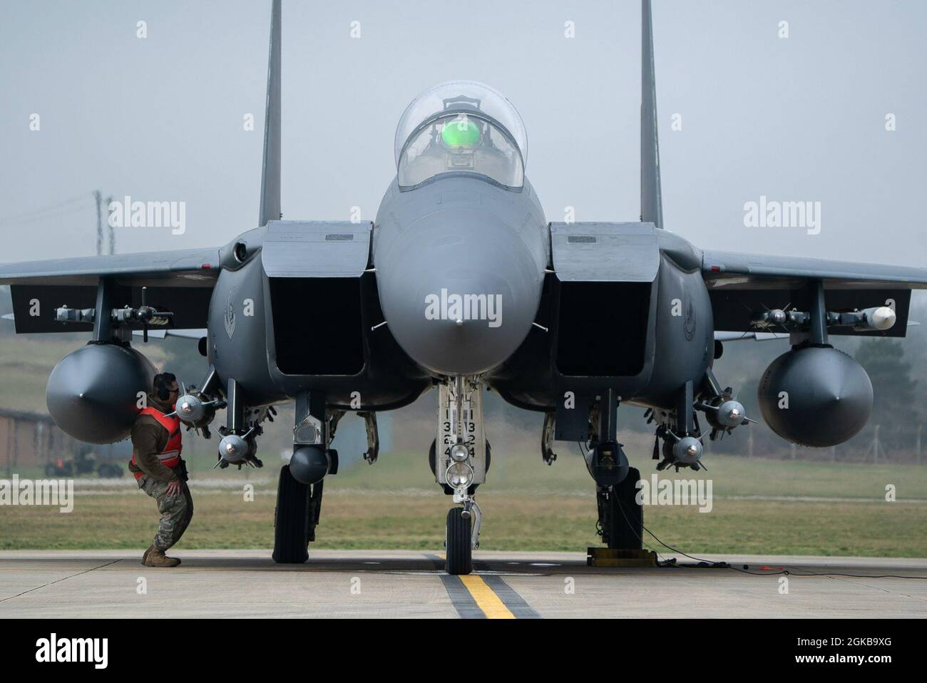 Sergent-chef de la Force aérienne des États-Unis Aldo Delgado, 48e chef de l'équipage de normalisation du chargement du Groupe de maintenance, effectue un contrôle final de la charge des munitions avant le décollage lors d'un exercice de virage de combat intégré à la Royal Air Force Lakenheath, Angleterre, le 2 mars 2021. Les TIC qui utilisent des munitions vivantes assurent que les aviateurs et les équipages reçoivent une formation de représentation au combat sur les précautions de sécurité et les capacités d'armes qui ne peuvent pas être complètement imitées dans la formation de simulation. Banque D'Images