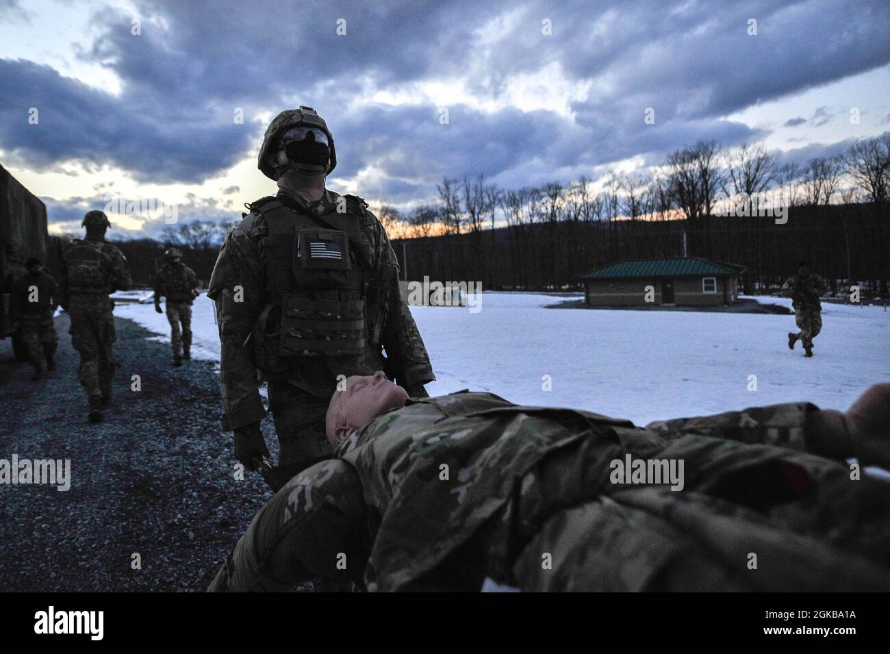 Les parachutistes de l'armée américaine affectés à la 55e compagnie de signaux (COMCAM), effectuent un mouvement tactique d'une victime simulée tout en participant à un exercice d'entraînement sur le terrain (FTX) à fort Indiantown Gap, Pennsylvanie, le 1er mars 2021. Le FTX au niveau de l'entreprise a incorporé une variété de tâches critiques que les soldats de caméra de combat doivent être en mesure d'exécuter afin de soutenir l'état élevé de préparation de l'organisation à la mission et la déployabilité rapide dans le monde entier. Banque D'Images