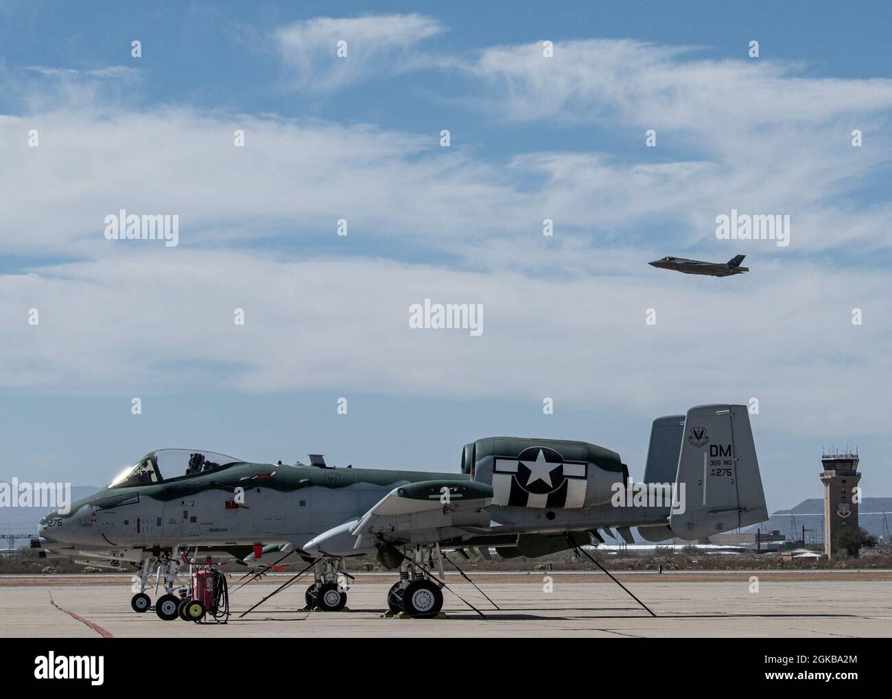 Un Thunderbolt II A-10 repose sur la ligne de vol en tant que Capt Kristin 'BEO' Wolfe, commandant et pilote de l'équipe de démonstration F-35A Lightning II, effectue une étude de site aérienne pour la conférence sur l'entraînement en vol Heritage 2021 à la base aérienne Davis-Monthan, en Arizona, le 2 mars 2020. La conférence Heritage Flight Training Conference est un événement annuel destiné aux équipes de démonstration du Commandement de combat aérien à navire unique pour pratiquer le vol de formation à bord d'un avion militaire historique. Banque D'Images