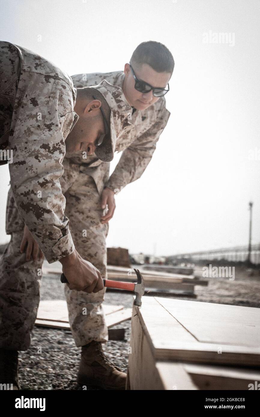 Marines des États-Unis avec le Groupe de travail air-sol marin à usage spécial - intervention en cas de crise - Commandement central, préparer le panneau Camp Manion pour l'expédition au Koweït, 4 mars 2021. Camp Manion a reçu son nom en mémoire du 1er. Le lieutenant Travis Manion, un officier de logistique qui a été tué en action alors qu'il était au service d'une équipe militaire de transition en Irak. Le panneau sera renvoyé aux États-Unis, subit un processus de restauration et assume sa résidence permanente au Musée du corps des Marines. Banque D'Images