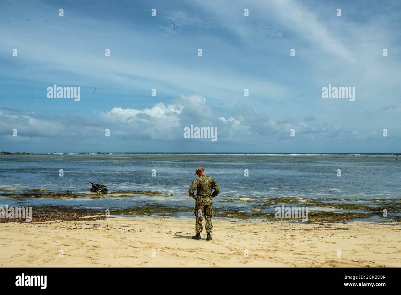 Le capitaine de la marine américaine Brian Schrum, commandant de l'USS New Orleans (LPD 18), se dresse sur une plage sur l'île de Peliu, dans la République des Palaos, le 3 mars 2021. La 31e unité expéditionnaire maritime (UMM) opère à bord des navires de l'escadron amphibie 11 dans la zone d'opérations de la 7e flotte afin d'améliorer l'interopérabilité avec les alliés et les partenaires et de servir de force d'intervention prête à l'emploi pour défendre la paix et la stabilité dans la région Indo-Pacifique. Banque D'Images