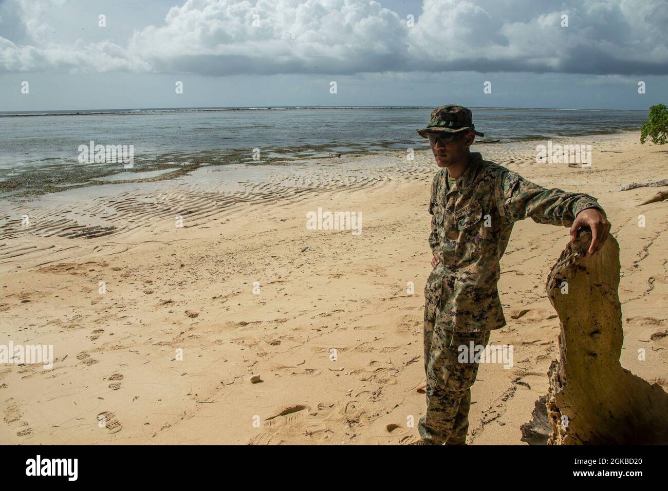 Caporal du corps des Marines des États-Unis Tommy Ngirbedul, Jr., opérateur radio de la 31e unité expéditionnaire maritime (MEU), donne sur Orange Beach, le lieu où les soldats américains de la 81e Division d'infanterie de l'armée américaine ont débarqué pendant la Seconde Guerre mondiale sur l'île de Peliu, dans la République des Palaos, le 3 mars 2021. Le 31e MEU opère à bord de navires de l'escadron amphibie 11 dans la zone d'opérations de la 7e flotte afin d'améliorer l'interopérabilité avec les alliés et les partenaires et de servir de force d'intervention prête pour défendre la paix et la stabilité dans la région Indo-Pacifique. Banque D'Images