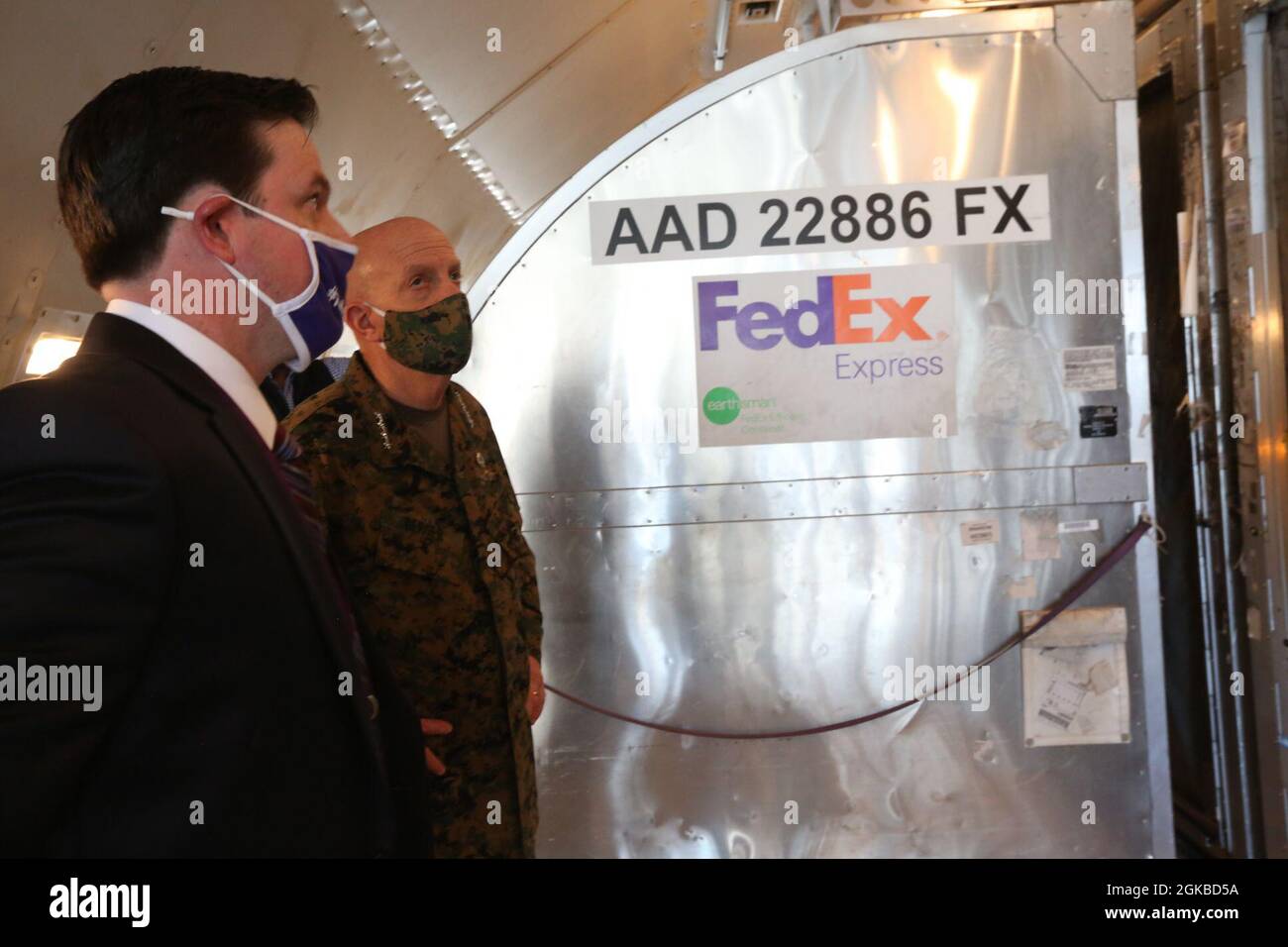 Le 38e commandant du corps des Marines, le général David H. Berger, visite FedEx Hub, Memphis, TN., le 03 mars, 2021. Le but de la visite était d'observer les opérations de FedEx et de rencontrer les employés chargés de faciliter la sécurité et la rapidité des livraisons de colis FedEx dans le monde entier. Banque D'Images