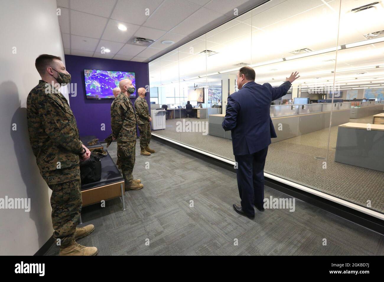 Le 38e commandant du corps des Marines, le général David H. Berger, visite FedEx Hub, Memphis, TN., le 03 mars, 2021. Le but de la visite était d'observer les opérations de FedEx et de rencontrer les employés chargés de faciliter la sécurité et la rapidité des livraisons de colis FedEx dans le monde entier. Banque D'Images