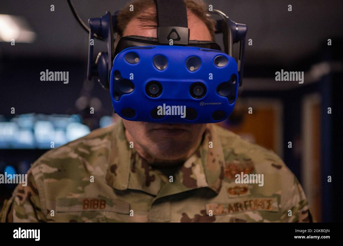 Le général de division Thad Bibb, commandant de la 18e Force aérienne, examine un casque de réalité virtuelle à la base aérienne de Dyess, Texas, le 3 mars 2021. La vision du 317e laboratoire VR du Groupe de maintenance est d’accélérer le changement dans la formation de maintenance actuelle du C-130J Super Hercules en utilisant la technologie de demain, l’innovation par la collaboration (interopérabilité entre toutes les bases du C-130J) et la transformation de la VR par la lentille créative des aviateurs et leurs commentaires. Banque D'Images