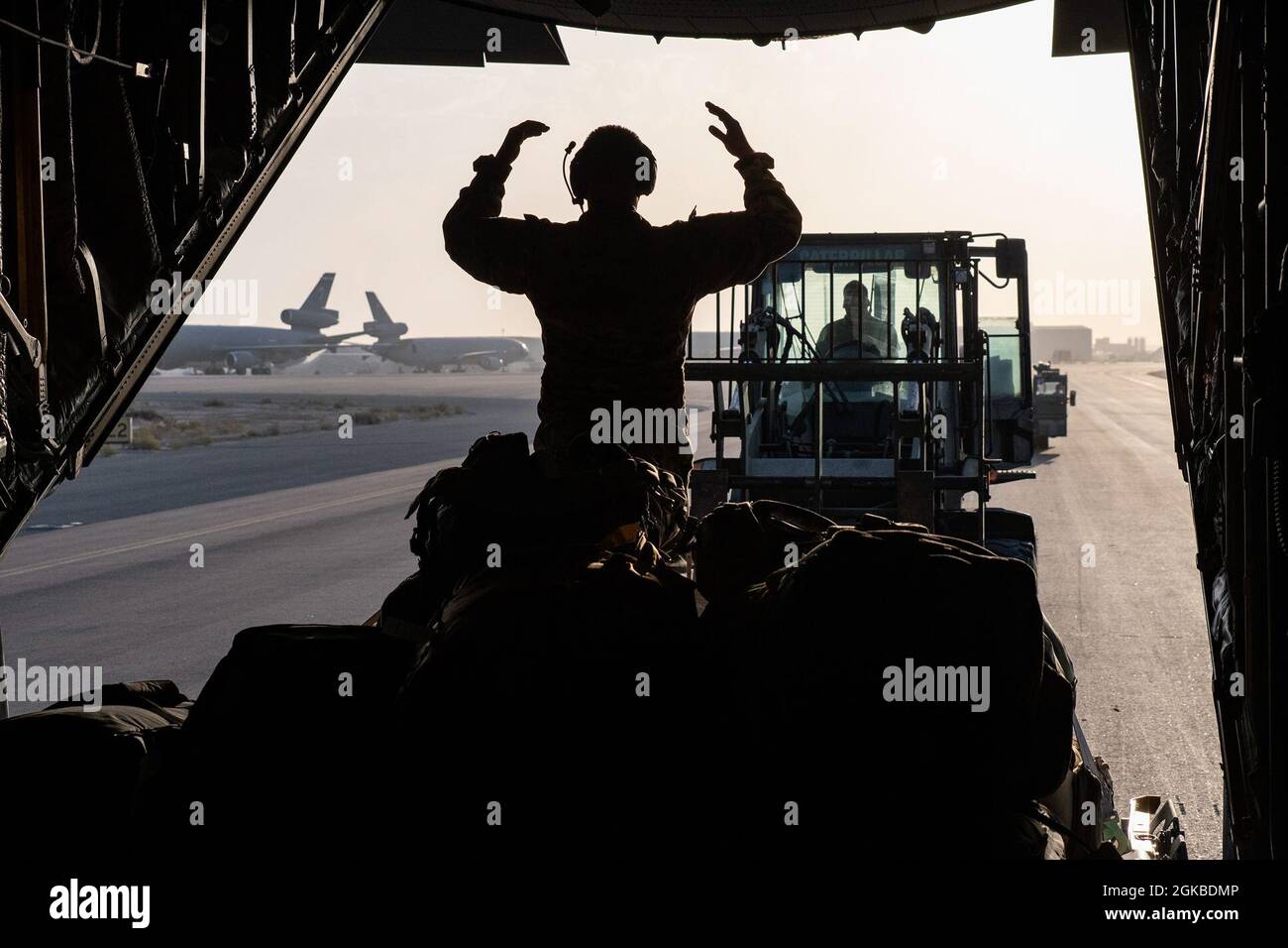 Un avion Hercules C-130 de la Force aérienne des États-Unis est chargé de fret au cours d'une mission d'emploi de combat Central Agile de la Force aérienne des États-Unis à la base aérienne Al Dhafra, aux Émirats arabes Unis, le 3 mars 2021. Travailler avec des partenaires régionaux et conjoints pendant l'événement permet à l'USAFCENT de renforcer les partenariats entre plusieurs nations, qui sont essentielles pour les missions actuelles et futures. Banque D'Images